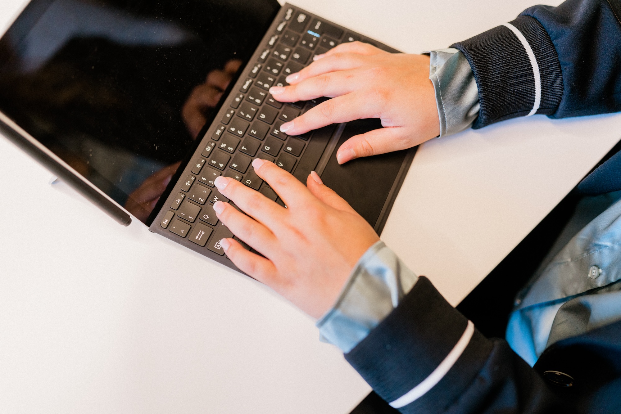 FRP.tax Beraterin im Fokus auf digitale Lösungen und effiziente Zusammenarbeit, um Mandanten Vorteile zu sichern.