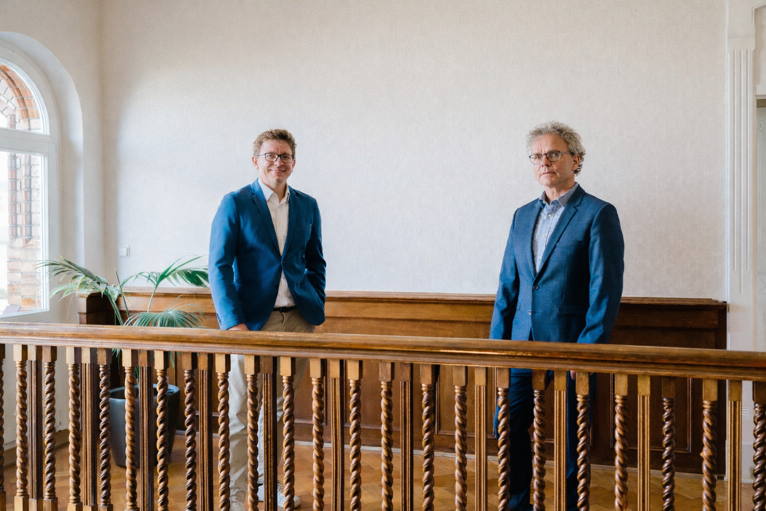 Drei Partner von FRP.tax blicken selbstbewusst in die Kamera, symbolisierend die persönliche und leidenschaftliche Beratung des Unternehmens.