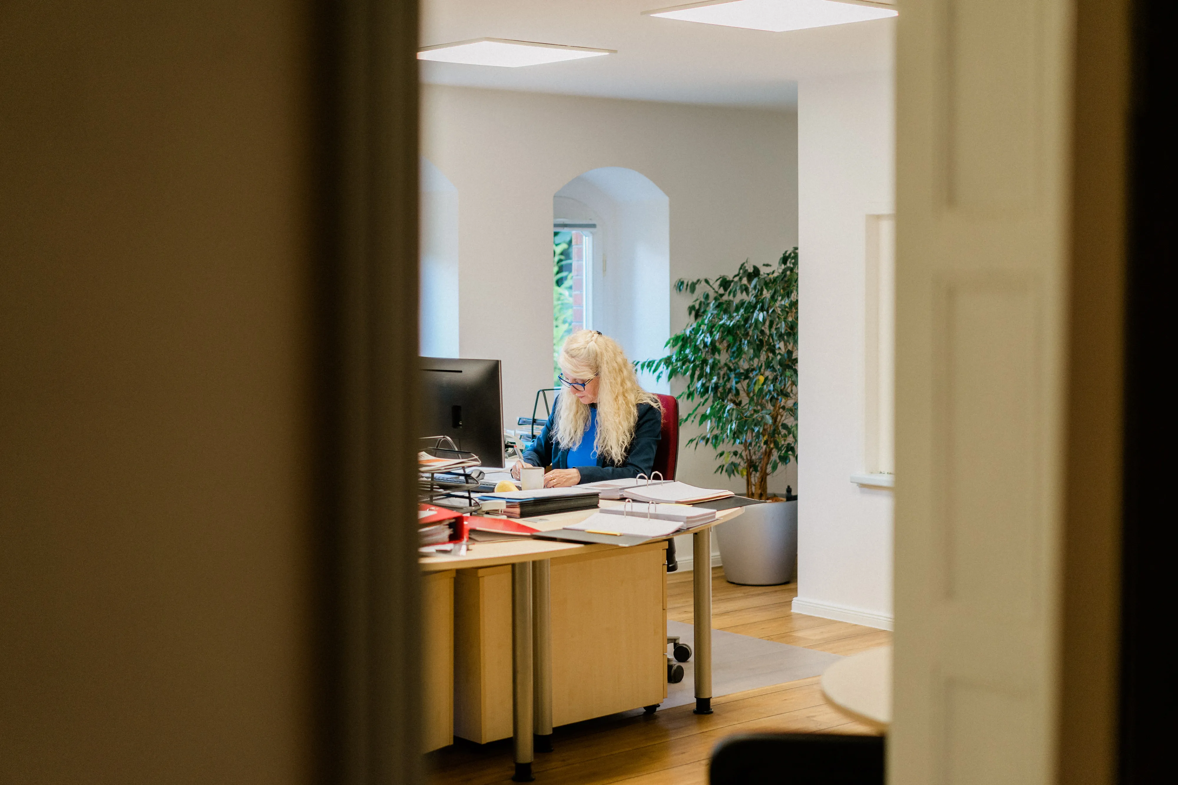 FRP.tax Mitarbeiterin am Schreibtisch, die digitale Prozesse für Mandanten steuert.