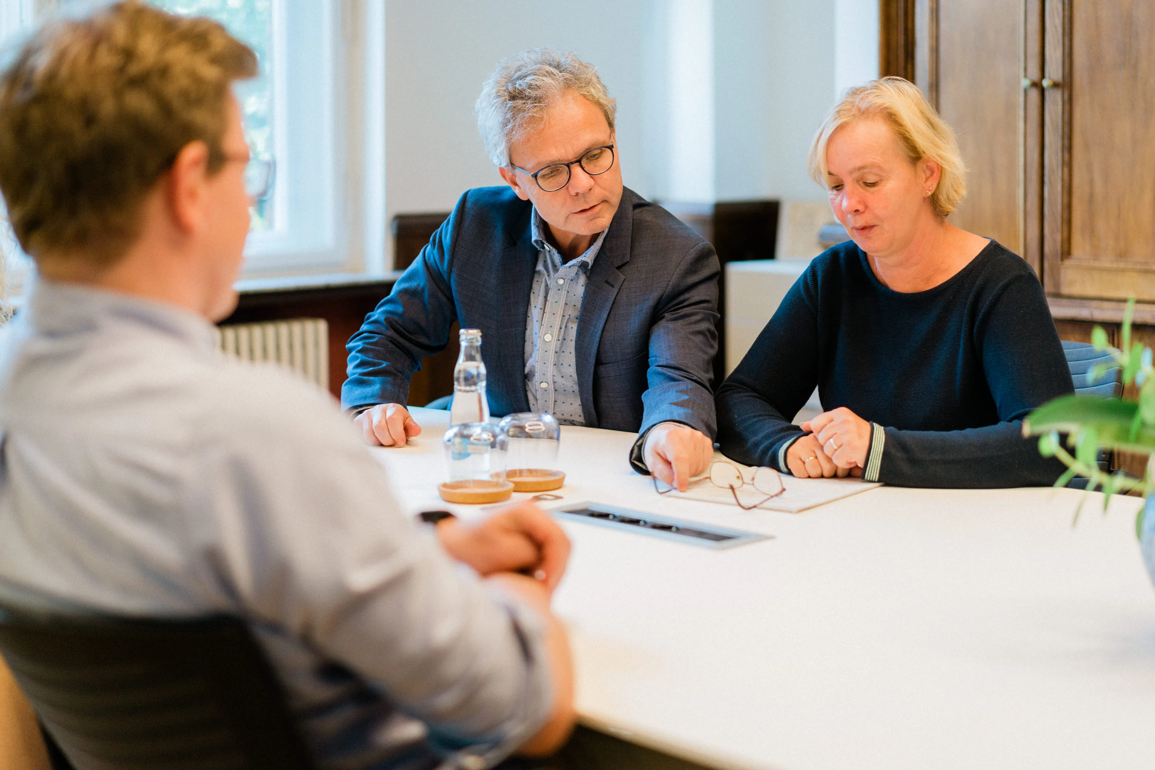 FRP.tax Team im Beratungsdialog, das langfristige, vertrauensvolle Partnerschaft und ganzheitliche Beratungskonzepte hervorhebt.